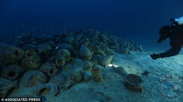 Một nhóm thợ lặn cùng các nhà khảo cổ vừa phát hiện nhiều đồ vật quý từ xác một con tàu đắm của Hy Lạp ở độ sâu 120 m tại vùng biển cách đảo Sicily của Italy 64 km về phía bắc.