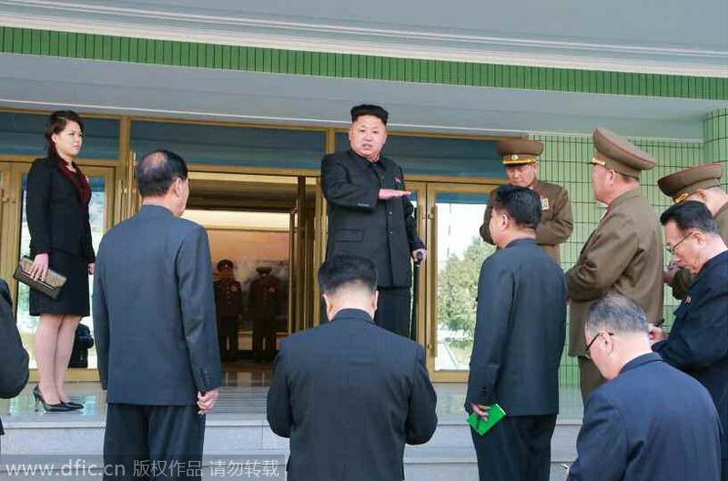 Kim Jong Un cung vo thi sat cang tin moi cua quan doi hinh anh