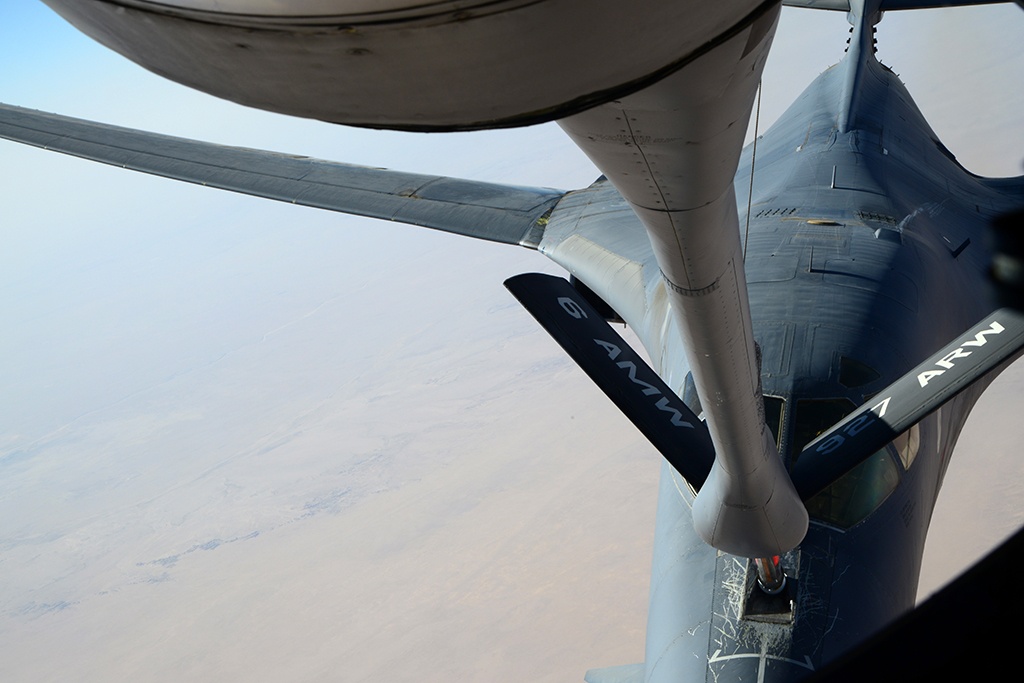 Hình ảnh B-1 Lancer đang được tiếp nhiên liệu trên bầu trời Iraq. B-1 Lancer là máy bay ném bom chủ lực của quân đội Mỹ trong chiến dịch không kích IS