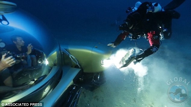 Các thợ lặn sử dụng máy quay để ghi hình ảnh tại vị trí tàu đắm để phục vụ quá trình nghiên cứu.