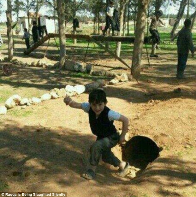 Khi các chiến binh nhí hơn 16 tuổi, IS chuyển chúng tới một trại quân sự để đào tạo chúng thành dân quân tuyến đầu hay những kẻ ném bom tự sát trong tương lai. 