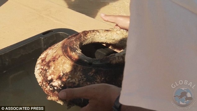 Phat hien kho do co trong xac tau dam duoi long dai duong hinh anh