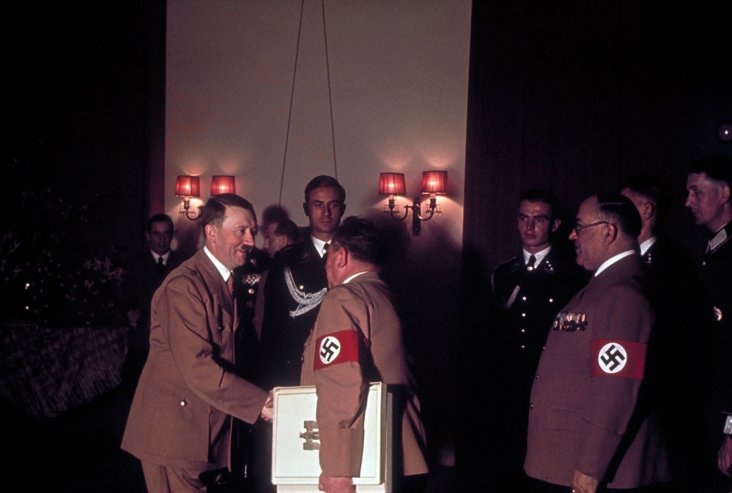 Hitler bắt tay với Heinrich Hoffmann, một trong số những nhiếp ảnh thân cận của ông ta.