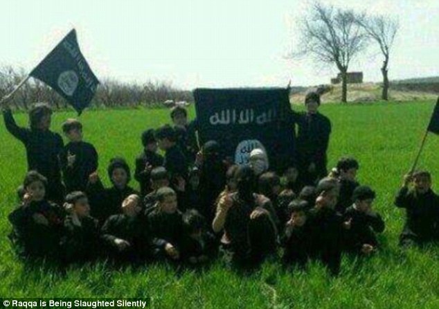 IS đã chuẩn bị chu đáo cho quá trình đào tạo trẻ em tham gia vào cuộc chiến Hồi giáo trong một thời gian dài.