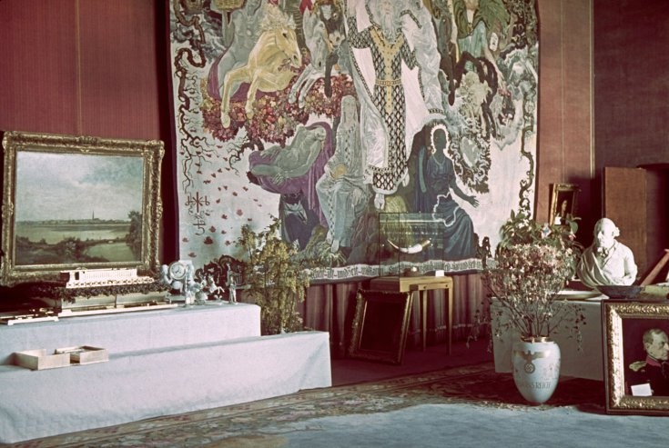 Quà sinh nhật lần thứ 50 của trùm phát xít được lưu trữ trong một căn phòng tại Reich Chancellery, Berlin.