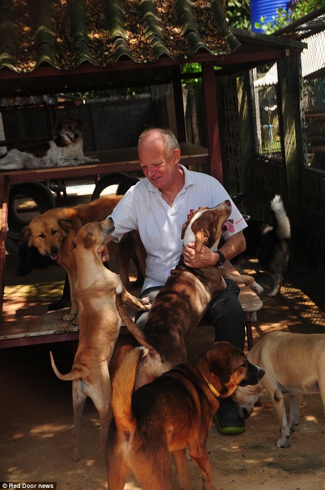 Ông John Dalley thành lập Soi Dog Foundation tại Phuket trở thành trung tâm chăm sóc hơn 2.000 con chó mà cảnh sát giải cứu từ các nhóm buôn lậu.
