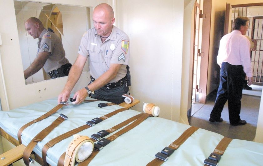 Nhân viên trại giam chuẩn bị dụng cụ thi hành án. Ảnh minh họa: AP