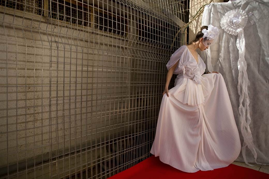 Dan nu pham nhan xung xinh vay ao sai buoc tren tham do hinh anh