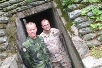 Hai sĩ quan chỉ huy của quân đội Thụy Sĩ và Thụy Điển tại một đường hầm ở khu DMZ. Ảnh: 