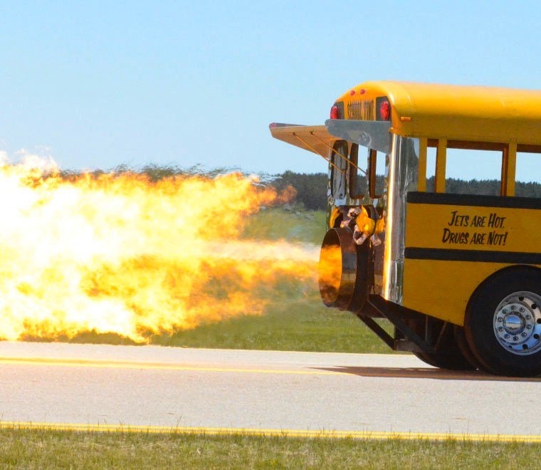 Xe buyt nhanh nhat the gioi phun lua khi chay hinh anh