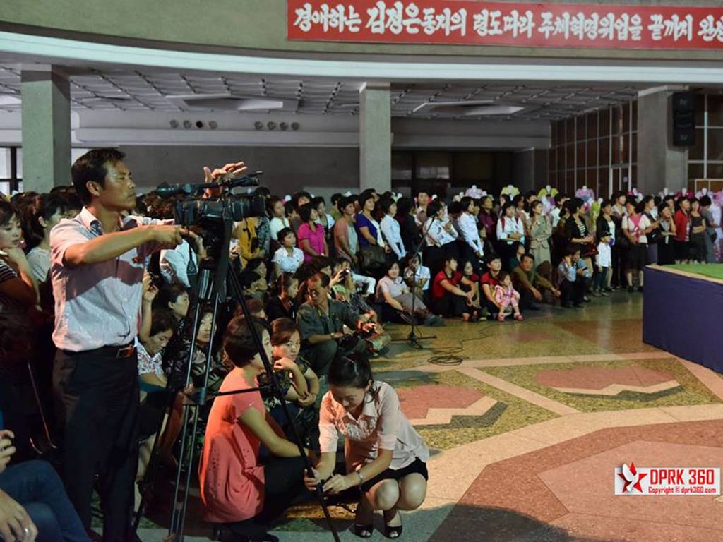 Hơn 1.000 người đã tham gia buổi trình diễn này. 