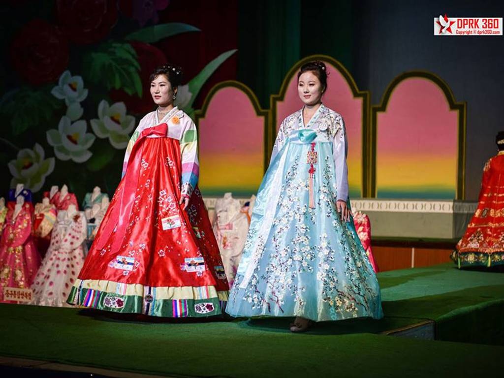 Nhiếp ảnh gia Singapore Aram Pan có dịp tiếp cận buổi trình diễn thời trang Bình Nhưỡng lần thứ 12 vừa diễn ra hồi tháng 9. 