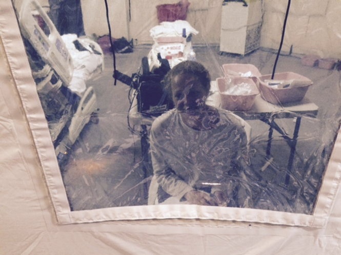 Nguoi nghi nhiem Ebola duoc cach ly nhu the nao? hinh anh