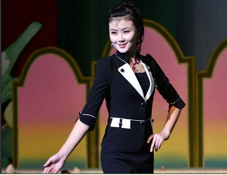 Vay cong so trong buoi trinh dien thoi trang tai Trieu Tien hinh anh