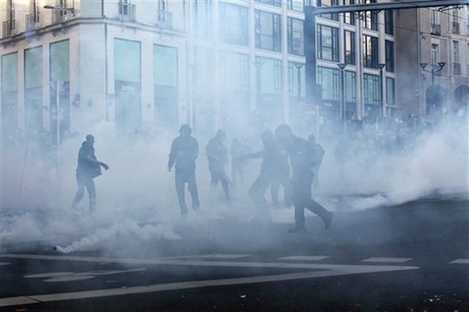 Mot nguoi bieu tinh thiet mang, bao loan bung no tai Phap hinh anh