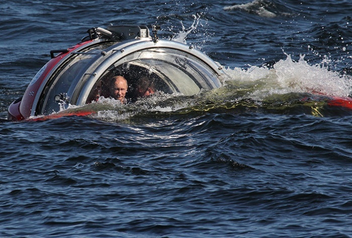 Putin thực hiện lần lặn kỷ lục dài nửa tiếng xuống đáy biển Baltic trong chiếc tàu đặc biệt để khám  phá tàu khu trục bị chìm tại Vịnh Phần Lan. 