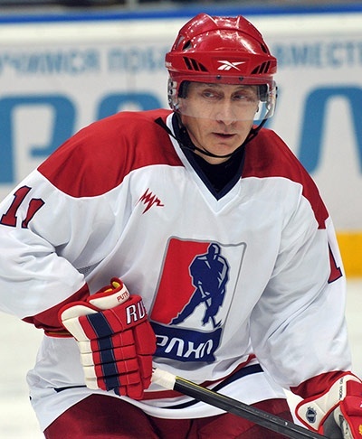 Putin tham gia một trận đấu hockey tại Moscow hồi tháng 5/2014. Ông là một người rất đam mê môn khúc côn cầu trên băng. 