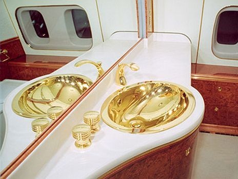 Từng vật dụng trên chuyên cơ đều dát vàng, cho dù là bồn rửa mặt trong phòng tắm.