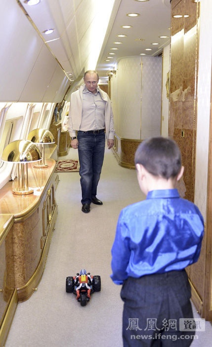 Tổng thống Putin tặng quà và chơi cùng con trai của trung sỹ Banzaraktsayev trên chuyên cơ.