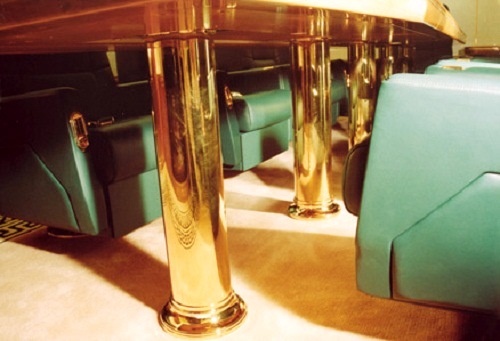 Màu sắc nổi bật trong đồ nội thất máy bay là màu vàng thể hiện sự sang trọng. Vật dụng trong phòng khách, phòng ngủ, phòng làm việc riêng cho đến phòng tắm đều mạ vàng.