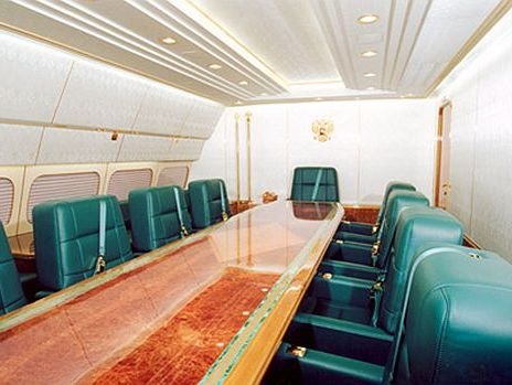 Tổng thống Putin có phòng họp riêng với các quan chức trên máy bay, bên cạnh một chiếc bàn dài và 9 ghế da màu xanh lớn. Vỏ da của ghế là nguyên liệu nhập từ Italia.