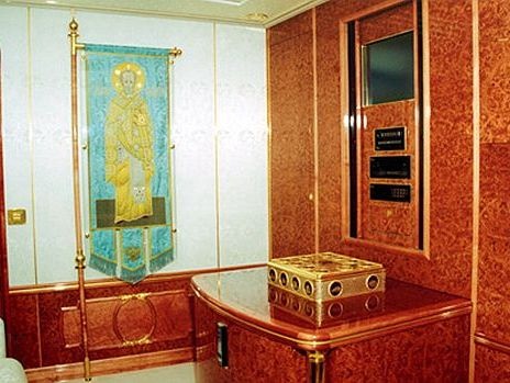 Máy bay đủ chỗ cho 200-400 khách, khối lượng 92 tấn. Năm 2007, công ty Anh Diamonite Aircraft Furnishings chiến thắng hợp đồng hấp dẫn 10 triệu bảng Anh để trùng tu và nâng cấp nội thất bên trong chuyên cơ của Tổng thống Nga, theo Daily Mail.