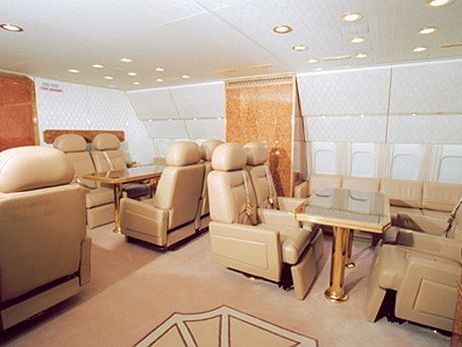 Chuyên cơ IL-96-300PU dùng để chuyên chở Tổng thống Nga chế tạo dựa trên nền tảng máy bay dân sự. Tuy nhiên, do tính chất đặc biệt nên nhà sản xuất Voronezh Aircraft đã mở rộng thân máy bay và bổ sung nhiều thiết bị bảo đảm an ninh cho nguyên thủ. 