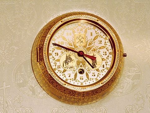 Đồng hồ mạ vàng để trang trí trên máy bay.