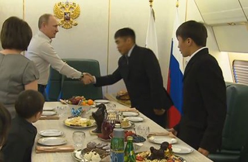 Ngày 31/12/2013, Tổng thống Putin mời gia đình của  trung sĩ Bair Banzaraktsayev, người hy sinh trong lúc khắc phục hậu quả thiên tai, lên chiếc máy bay riêng khi chuyên cơ đang bay đến Khabarovsk.