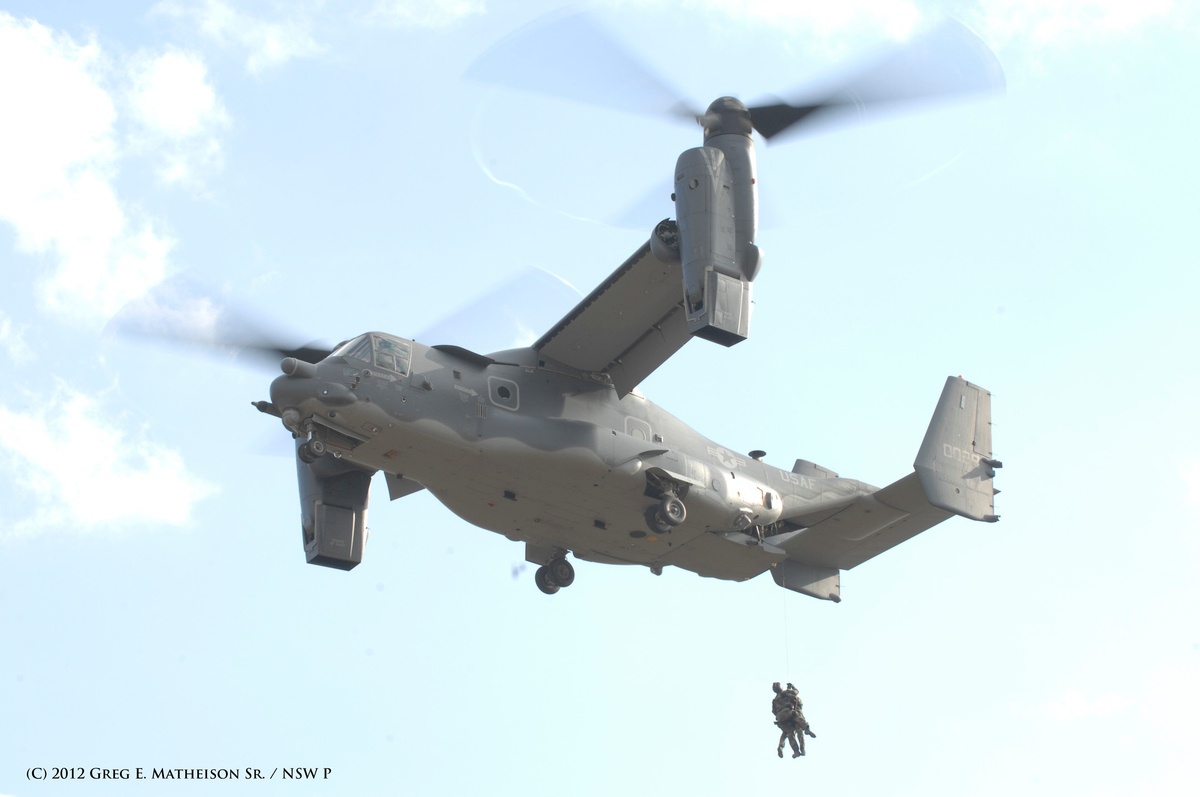 Thành viên của SEAL Team 4 phối hợp cùng Không quân thực hiện bài tập trên “chim ưng biển” V-22 Ospry. 