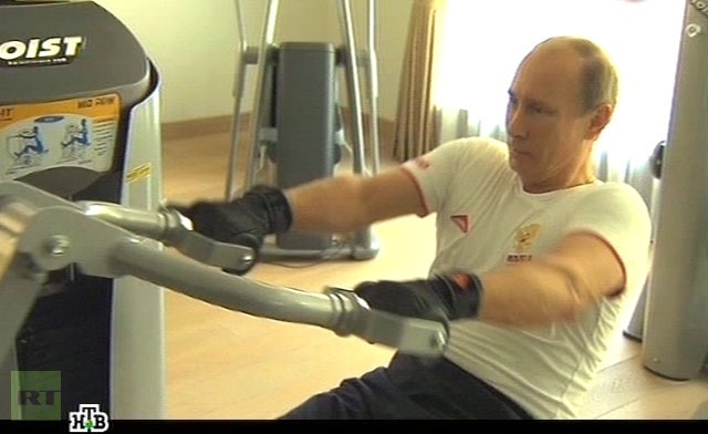 Tổng thống Vladimir Putin thường khởi động một ngày mới vào khoảng 8h30 sáng tại tư dinh ở ngoại ô thủ đô Moscow. Ông tới phòng tập với chú chó Koni trung thành và vắt đầu các bài rèn luyện sức khỏe trên máy.