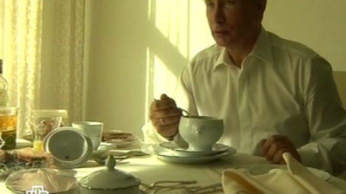 Bữa sáng đơn giản của người đứng đầu xứ sở Bạch Dương khá đơn giản với khẩu phần ăn của ông luôn giàu chất đạm với trứng ốp lếp, cháo, nước hoa quả, và không thể thiếu pho mát. Putin tráng miệng với một ly cocktail nhiều vitamin do chính ông tự làm.