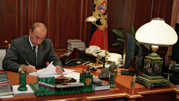 Những tài liệu dày nhất theo yêu cầu của Putin không phải là các báo cáo tình báo mà là những tờ báo. Tập báo mà ông lựa chọn để đọc đầu tiên là các tờ báo “lá cải”. Đó là nơi cung cấp các thông tin “nóng” và thu hút hàng triệu độc giả. Sau đó, ông chuyển sang đọc những tờ có chất lượng. Ông chủ Điện Kremlin đặc biệt chú ý tới mục viết về Putin của tác giả Andrey Kolesnikov đăng trên tờ Kommersant.