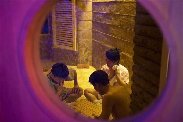 Người dân Bình Nhưỡng vừa xông hơi vừa chơi cờ trong trung tâm chăm sóc sức khỏe