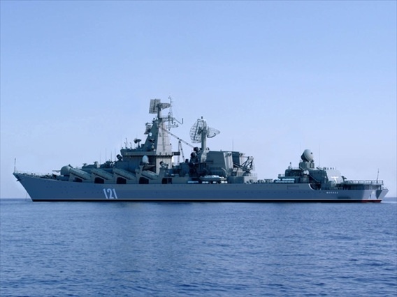 Về vũ khí phòng không, Moskva được trang bị chủ yếu là 64 quả tên lửa hạm đối không tầm xa S-300F (SA-N-6 Grumble), là phiên bản trên hạm của tên lửa phòng không mặt đất S-300PMU (tuần dương hạm hạt nhân “đàn anh” lớp Kirov có 96 quả).