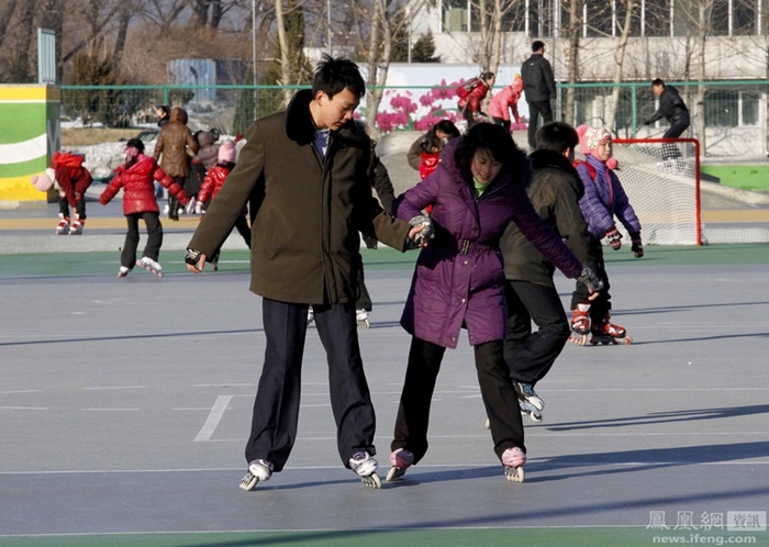 Một cặp đôi nắm tay nhau trượt patin tại Bình Nhưỡng.