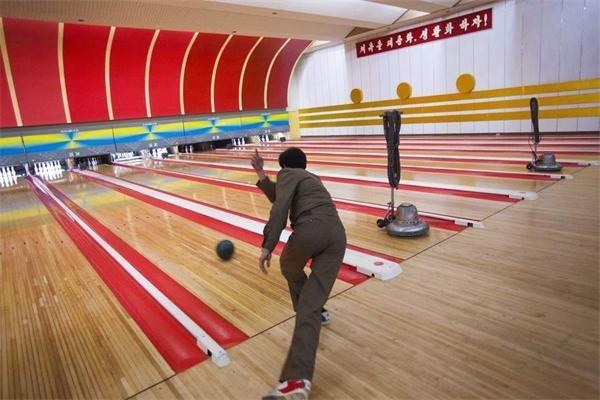 Một người đàn ông thử sức với trò bowling tại một trung tâm giải trí ở Bình Nhưỡng.