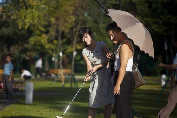 Đôi nam nữ chơi golf tại một sân thu nhỏ. Không gian Bình Nhưỡng luôn sạch sẽ và yên tĩnh.