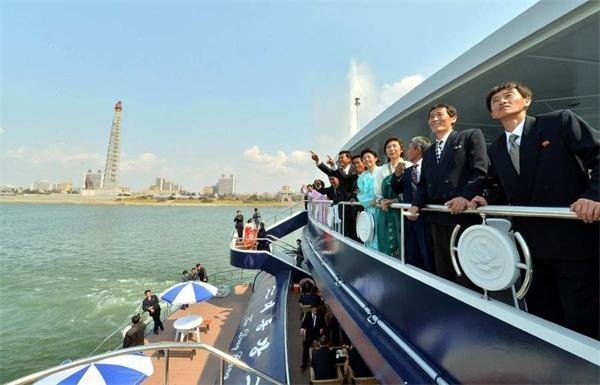 Du khách thưởng ngoạn cảnh sắc sông Taedong trên thuyền. Chiều dài của thuyền là 68,98 m và rộng 26 m. Nó gồm nhiều nhà hàng, phòng khiêu vũ.