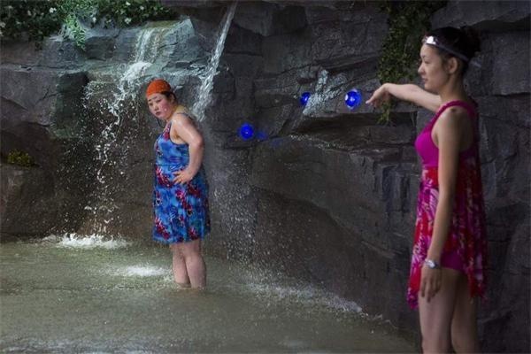 Trung tâm y tế tọa lạc ở ven sông Đại Đồng là sự kết hợp giữa dịch vụ ăn uống, thể dục, tắm với trang thiết bị hiện đại và tiên nghi.