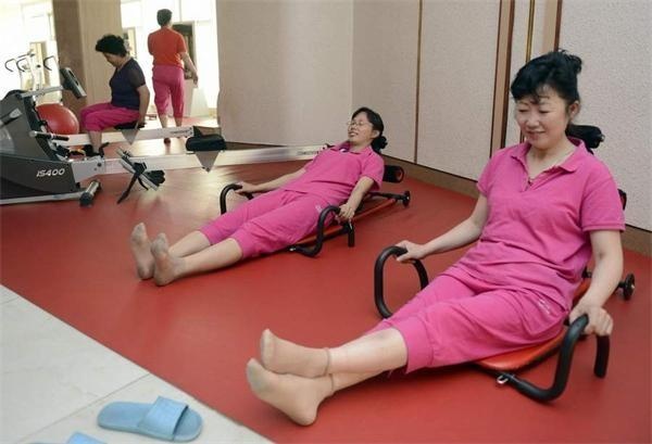 Phụ nữ rèn luyện thân thể bằng máy.