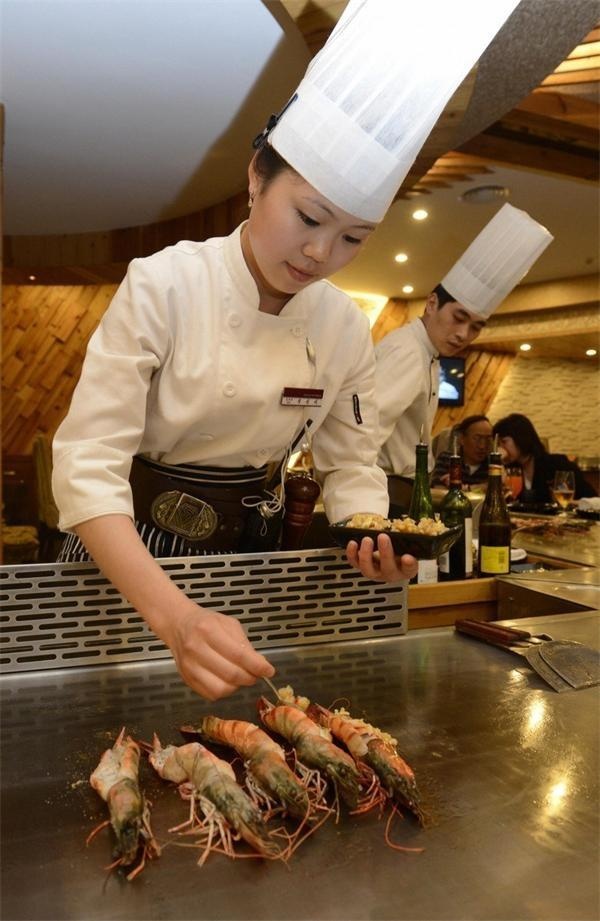 Người dân cũng dễ dàng thưởng thức những món ăn ngon ngay tại trung tâm