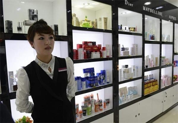 Nhiều sản phẩm của các thương hiệu mỹ phẩm nổi tiếng thế giới như Dior cũng được bày bán tại