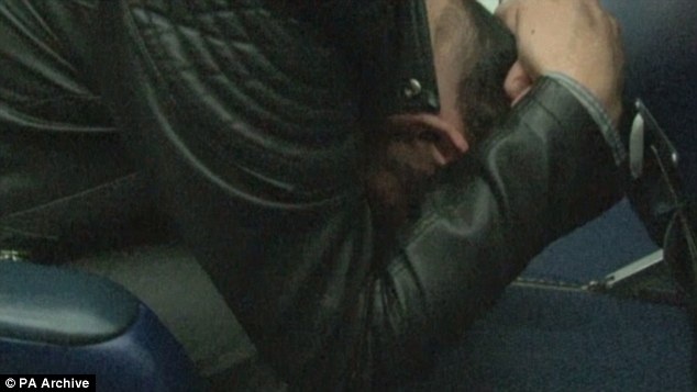 Nhiều hành khách không biết tư thế cúi người đúng cách khi máy bay gặp nạn. Ảnh: PA