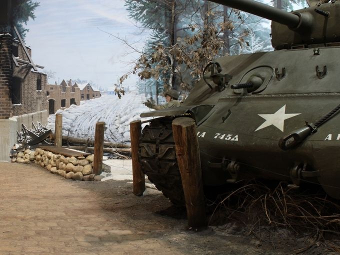 Bảo tàng Sư đoàn số 1 tại thành phố Wheaton, bang Illinois, là nơi trưng bày các hiện vật liên quan tới sự phát triển của đơn vị. Ngoải ra, bảo tàng còn sở hữu một bộ sưu tập xe tăng được trưng bày ngoài trời. Khu vực này có tên gọi là Công viên xe tăng. 