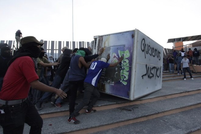 Người dân Mexico xuống đường biểu tình sau thảm kịch.