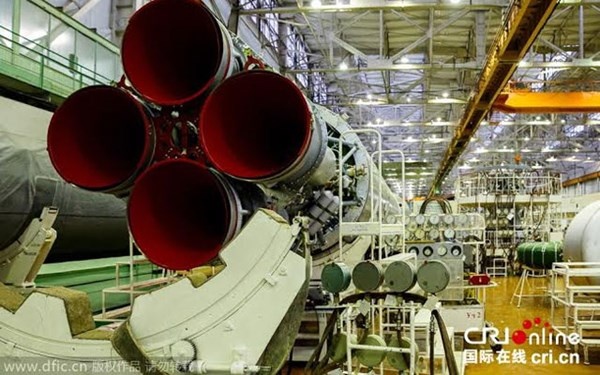 Từng phần của tên lửa được lắp đặt tại các khu riêng biệt nhằm đảm bảo an toàn. Các chuyên gia sẽ kiểm tra hệ thống điện, điều khiển của tên lửa sau khi mỗi công đoạn kết thúc.