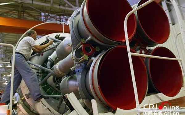 Các nhân viên đang tiến hành lắp đặt hệ thống dây trong bộ phận đẩy của tên lửa.