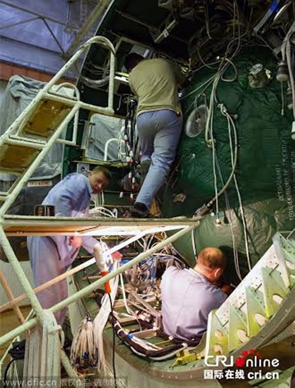 Một xưởng lắp ráp tên lửa có khoảng 400 người, bao gồm kỹ sư, thợ điện và thợ máy. Các công nhân ở xưởng lắp ráp tên lửa là những người có chuyên môn cực cao.