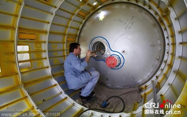 Công đoạn hàn bên trong tên lửa.